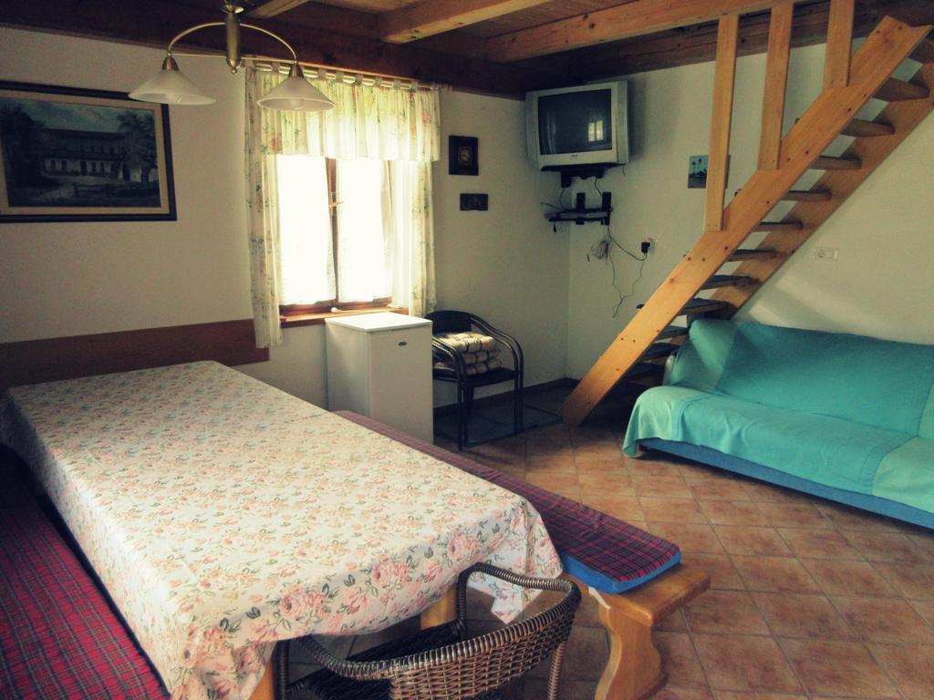 Kamp Rut Hostel Кобарид Екстериор снимка